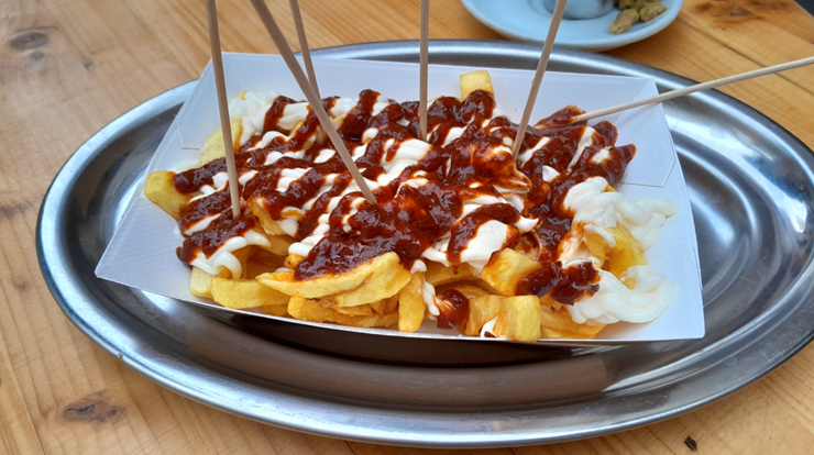 Bakje Patatas Brava van El Cafetó, afgemaakt met mayo en Catalaanse rode toelie